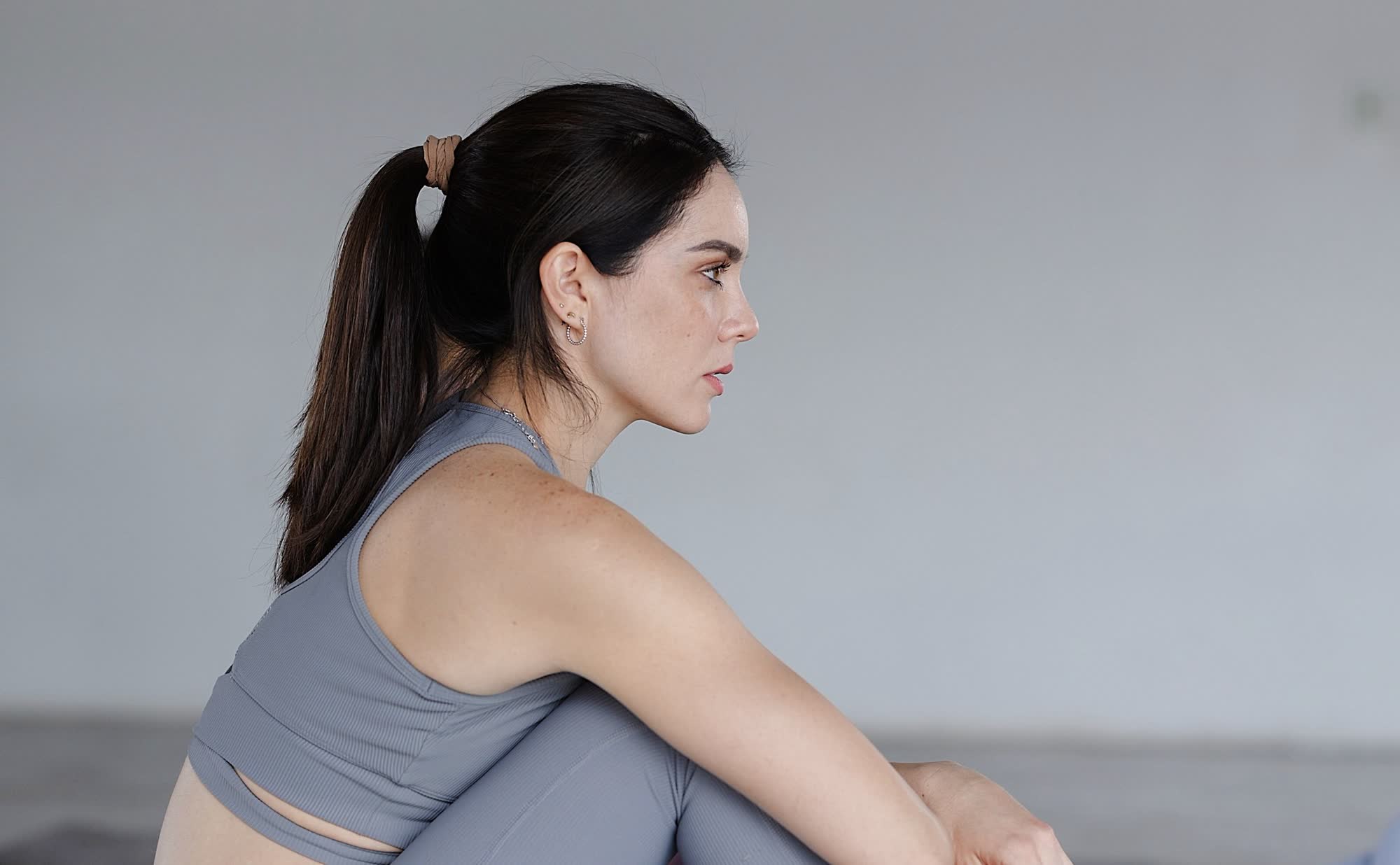 Paulina Gardea en pausa contemplativa en el estudio