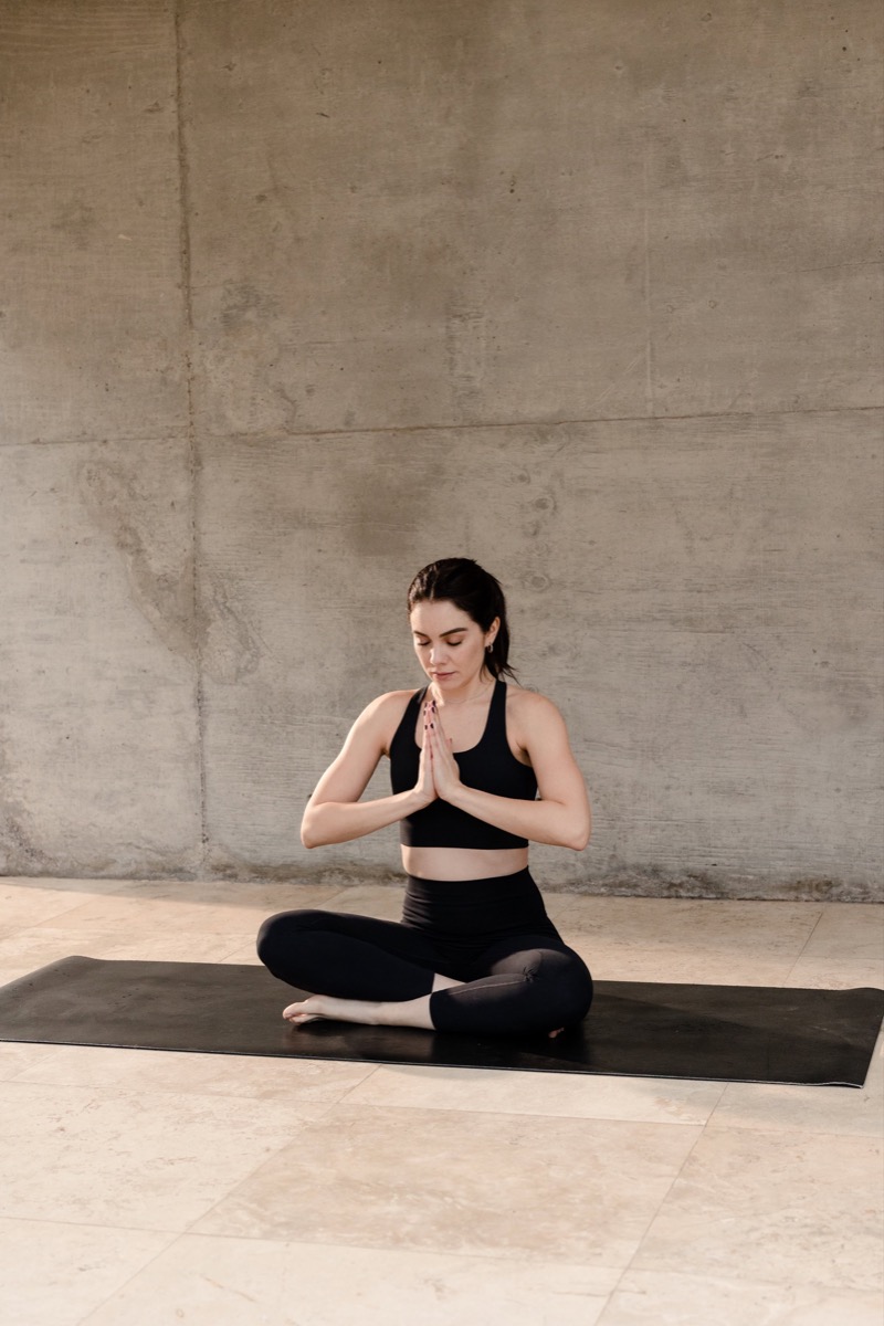 Paulina meditando con las manos en namaste