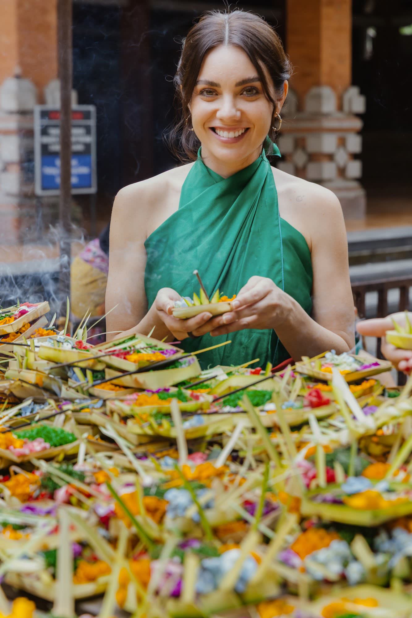 Paulina Gardea con ofrendas florales en Bali