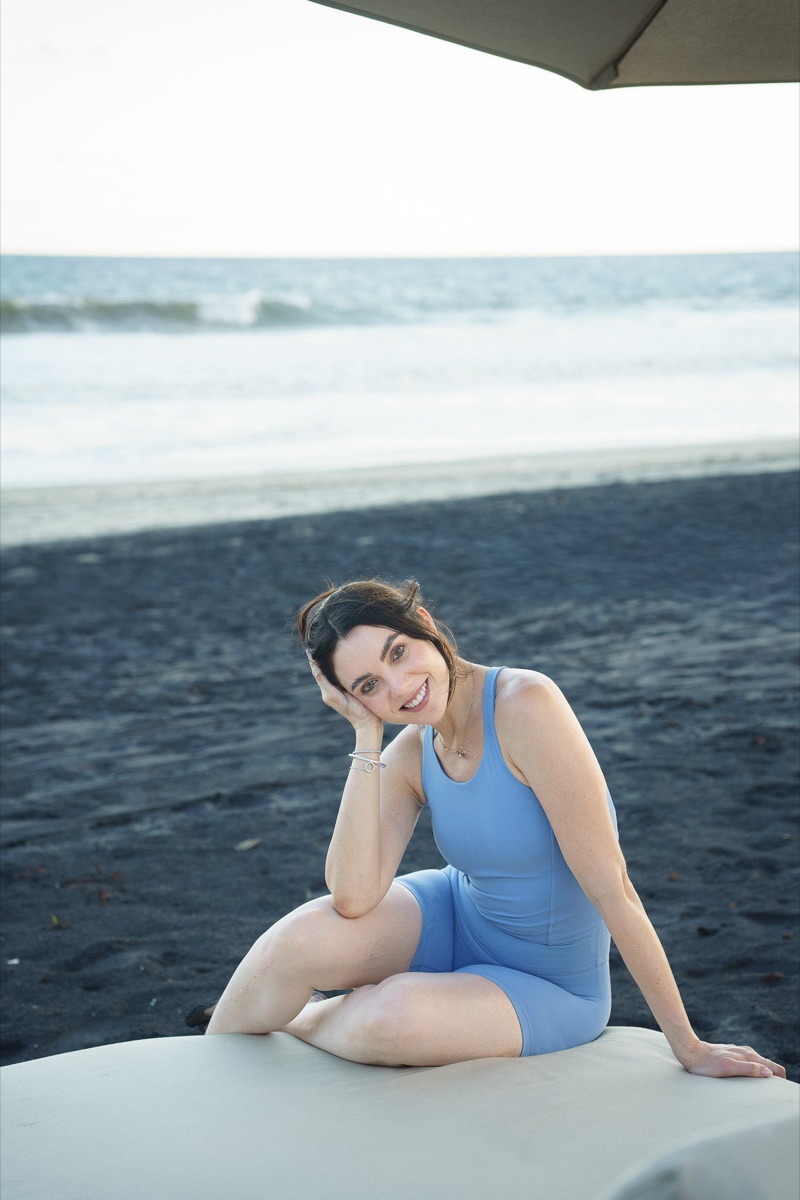 Paulina sonriendo junto al mar