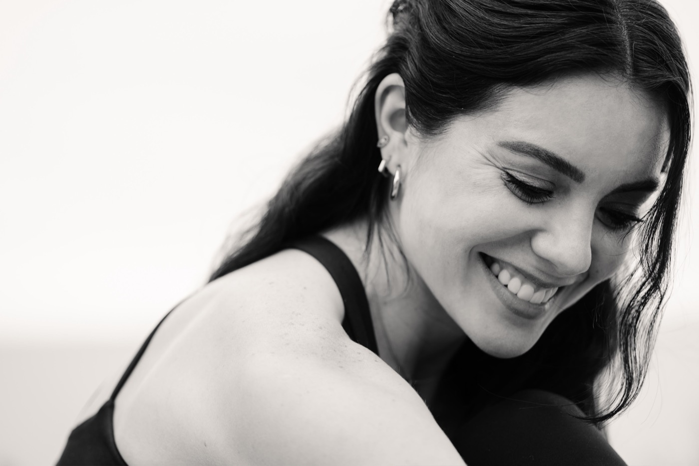 Paulina riendo, retrato en blanco y negro