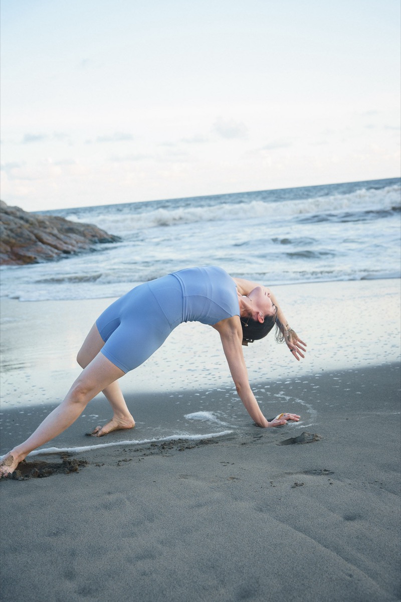 Yoga a la orilla del mar